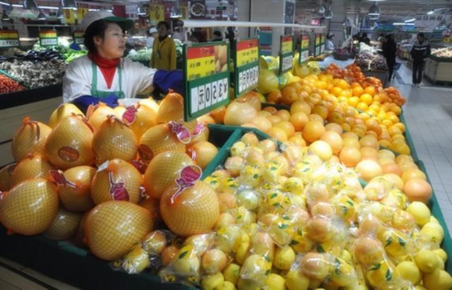 年轻小夫妻在家卖水果,一个月赚了2万,远超上