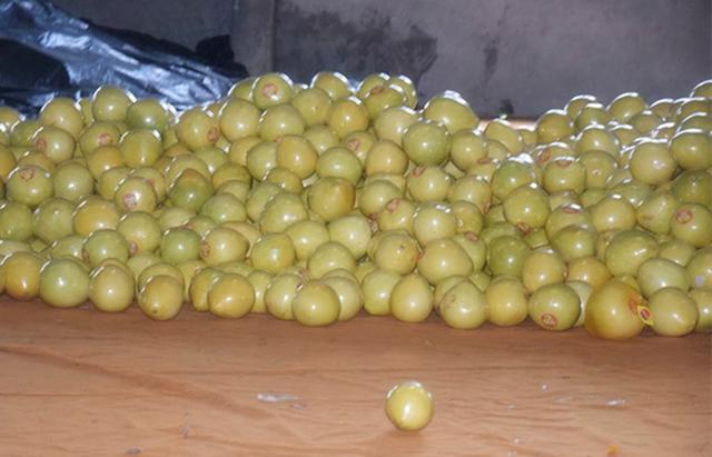 年轻小夫妻在家卖水果,一个月赚了2万,远超上