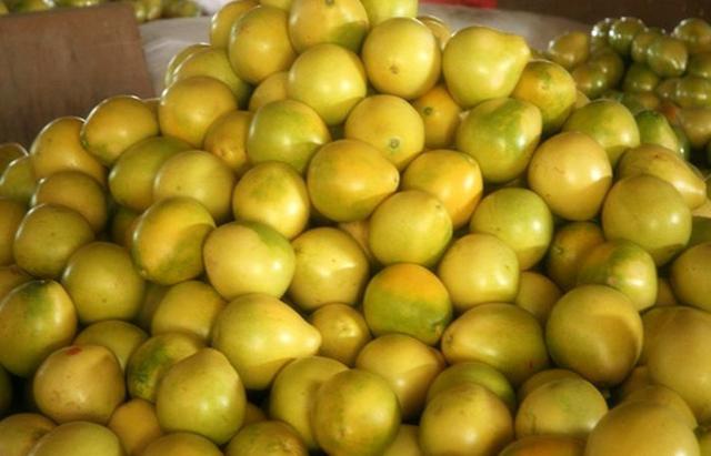 年轻小夫妻在家卖水果,一个月赚了2万,远超上