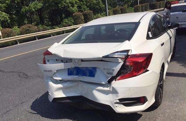 本田思域被国产SUV时速30迈碰了一下, 拆下保险杠心都凉了