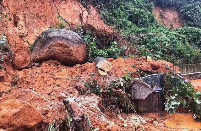领克01遭巨石泥土压顶，车主毫发未损：多亏没开家里那台日系车
