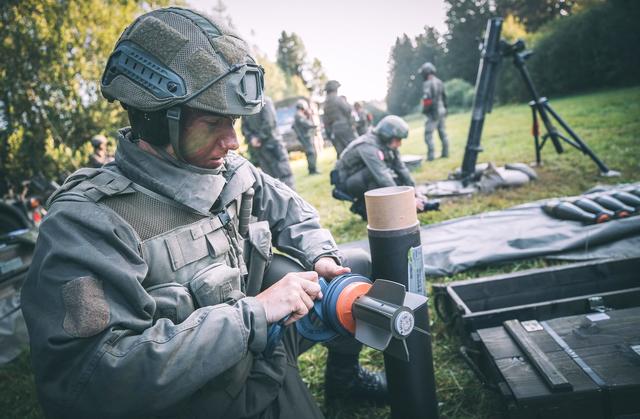 重型迫击炮发射也是很有气势的 奥地利陆军炮