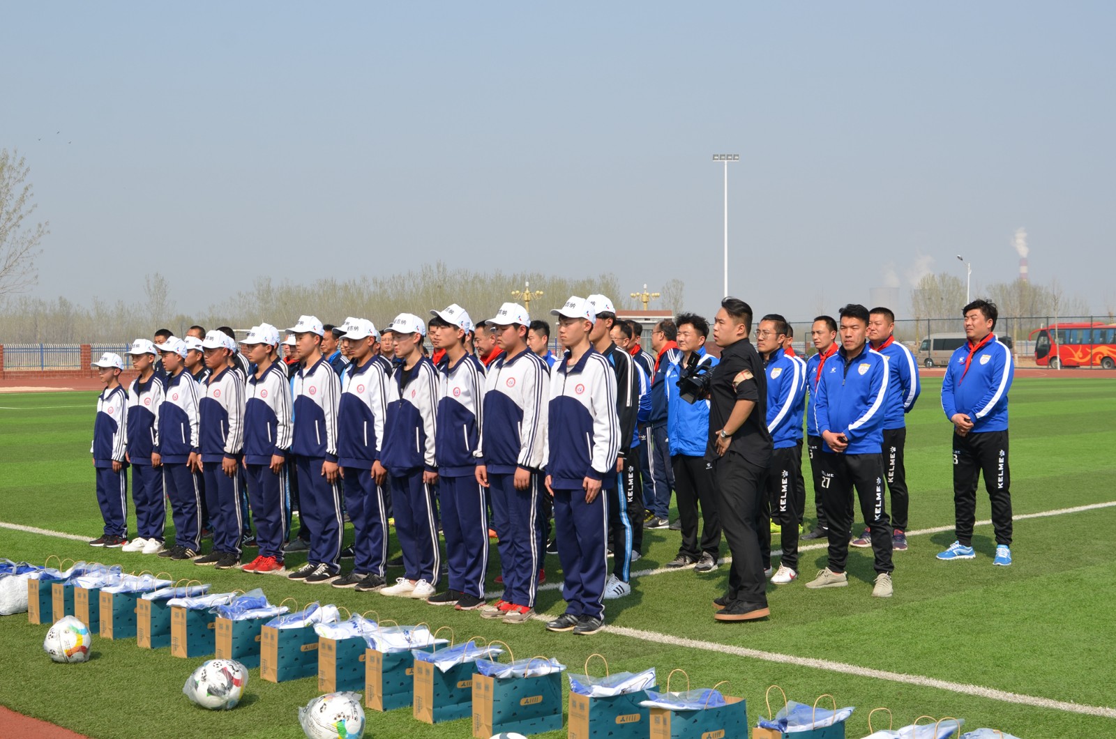 山东体育记者足球联队携手滨州飞扬80足球队