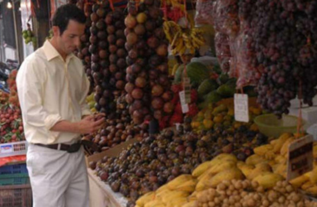 山竹树满山都是为何还这么贵?看完山竹的采摘，网友:卖得太便宜