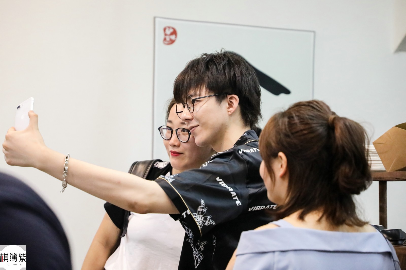 2000万粉丝的摩登兄弟火了!美女粉丝打飞的仅为一张合照