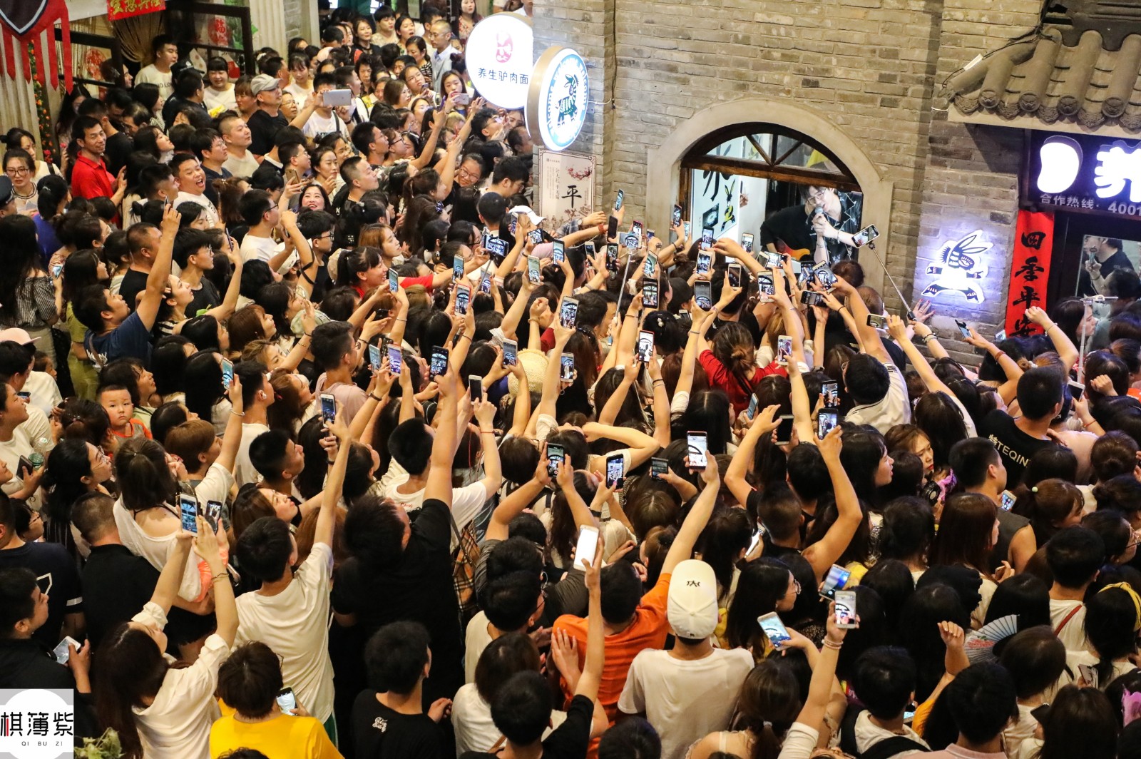 2000万粉丝的摩登兄弟火了!美女粉丝打飞的仅为一张合照