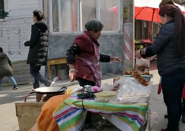 80岁弯腰老奶奶路边摆摊卖它5毛一个!每天卖