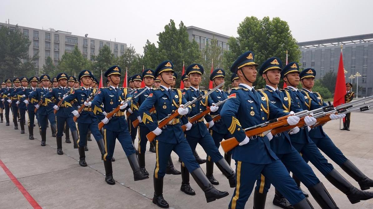 实拍三军仪仗队日常训练,正步劈枪不仅气势威武,还很