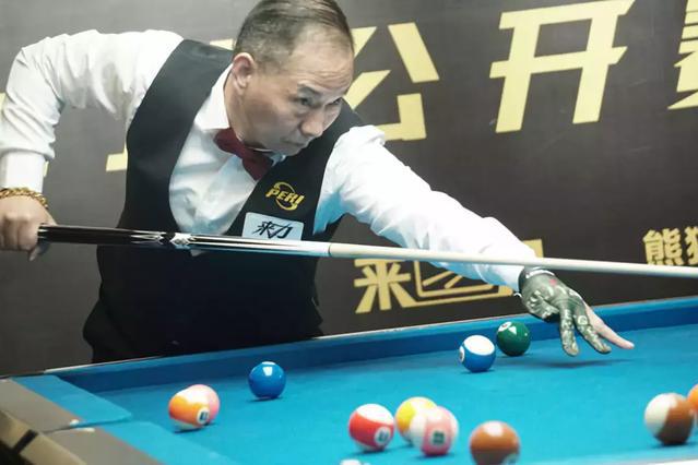 土豪师父李子森展现绅士台球对阵井思雅主动