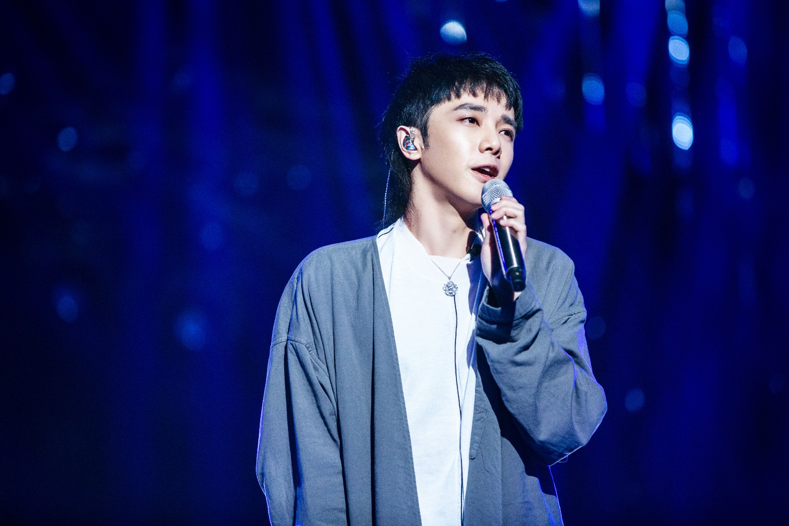 《歌手》2018华晨宇睡袍上阵 动情演绎《我》