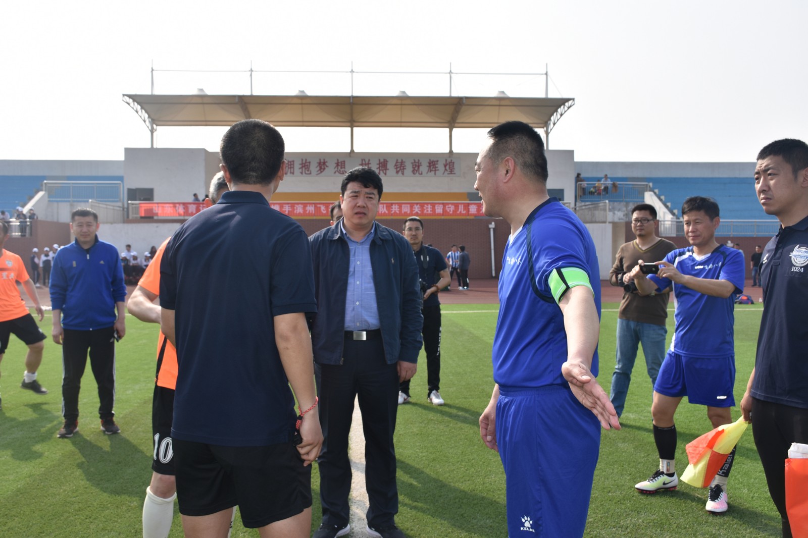 山东体育记者足球联队携手滨州飞扬80足球队