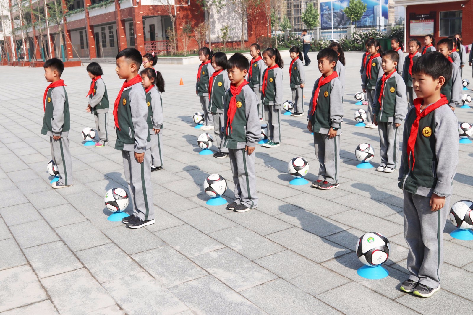 郑州金水区文化路第一小学翰林校区开展足球