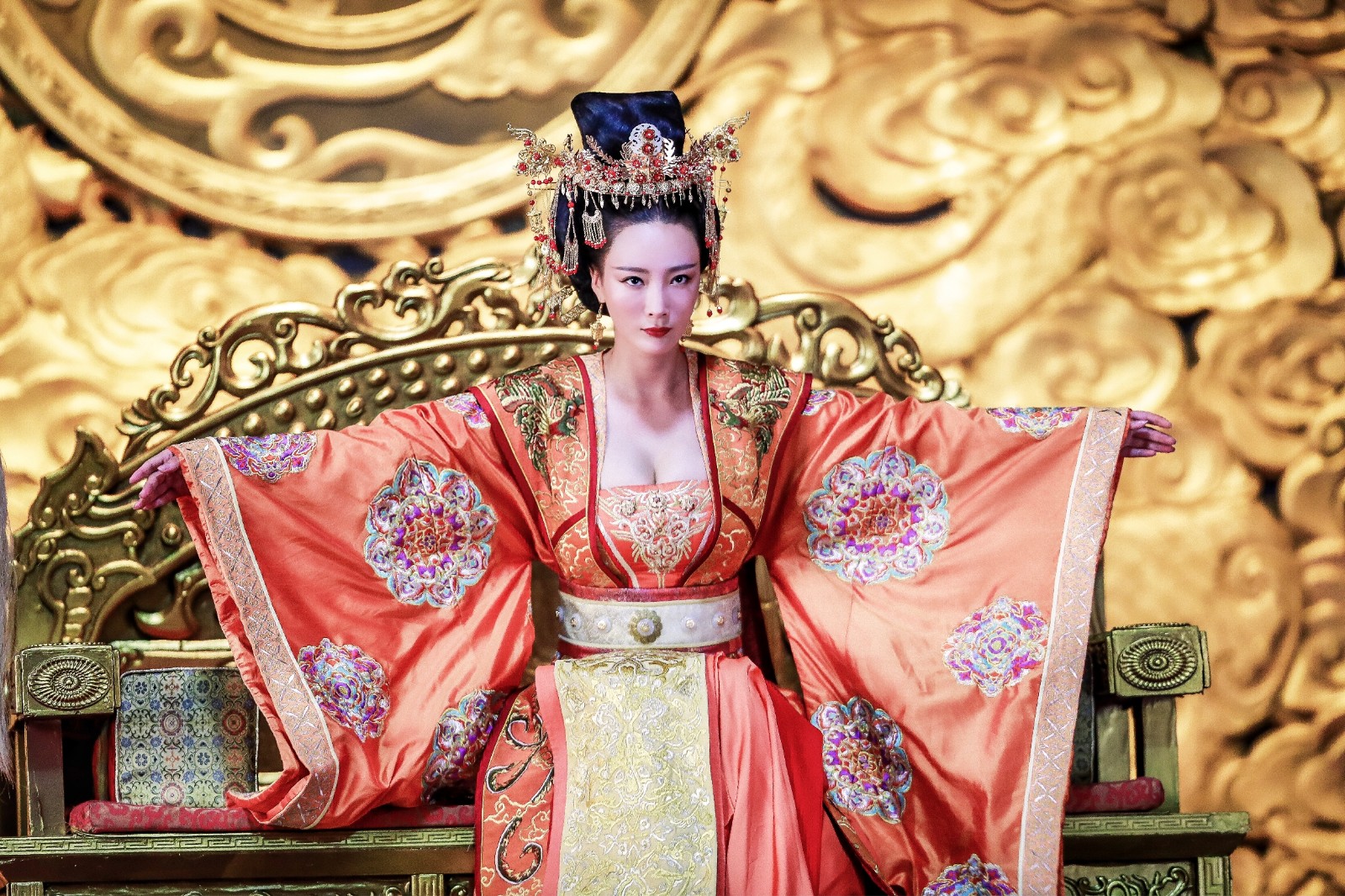 王李丹妮《瓷律》杀青 女总裁直接升级女皇帝