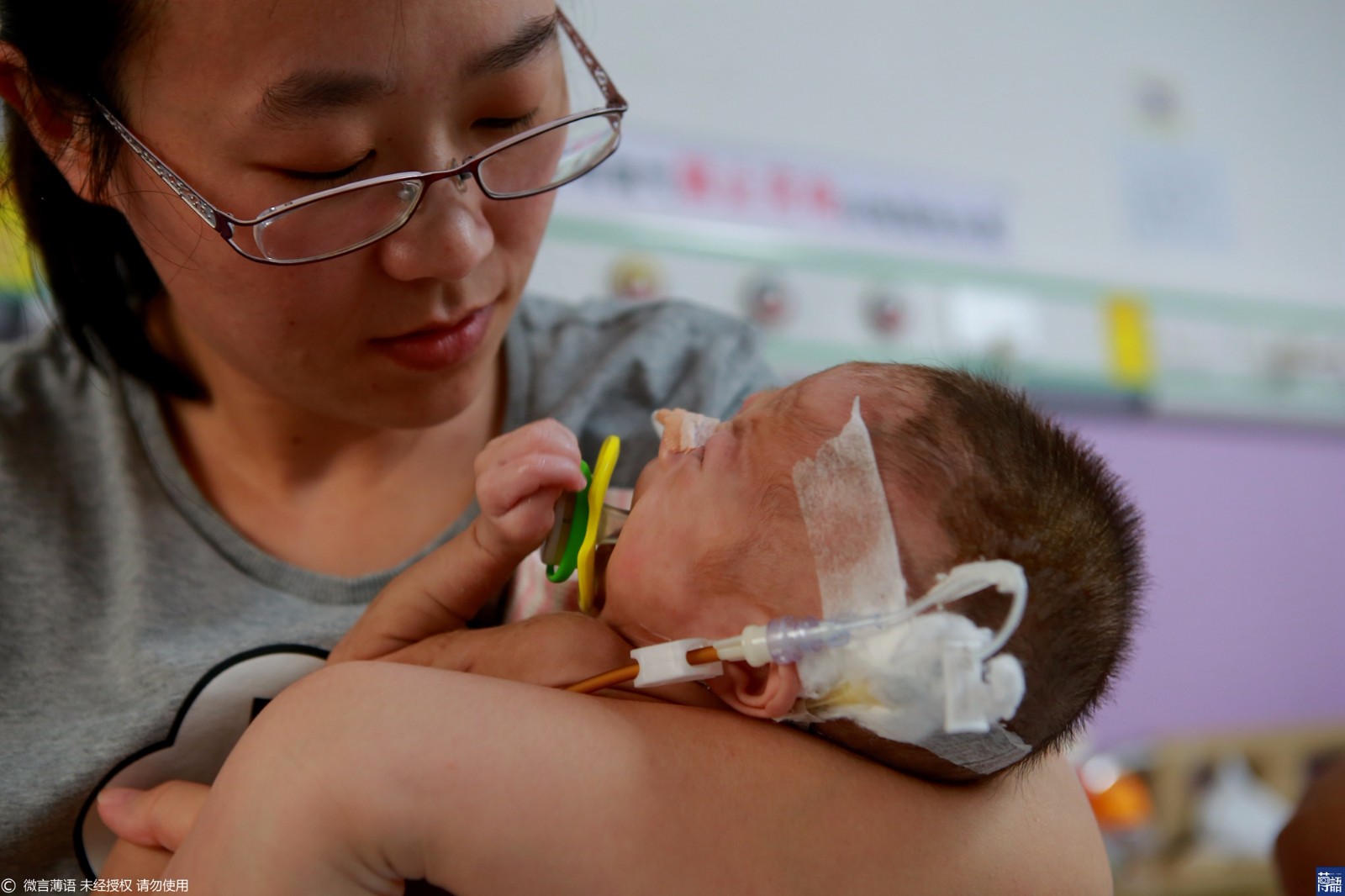 女儿出生患怪病靠肚子排便,爸爸听闻后卷走家