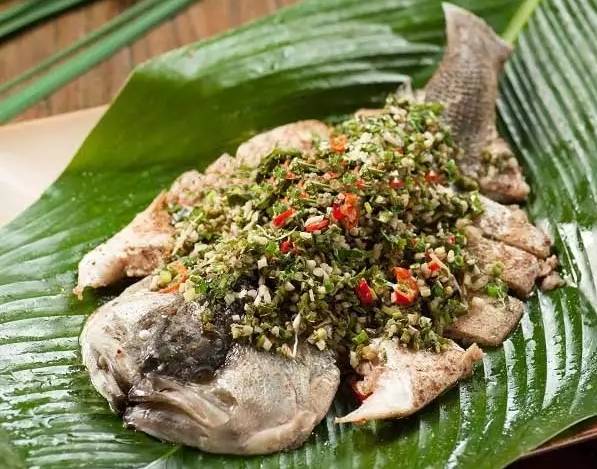 雨林香巴叶包烧鱼:鲈鱼,香菜籽,草果,花椒盐鸡精