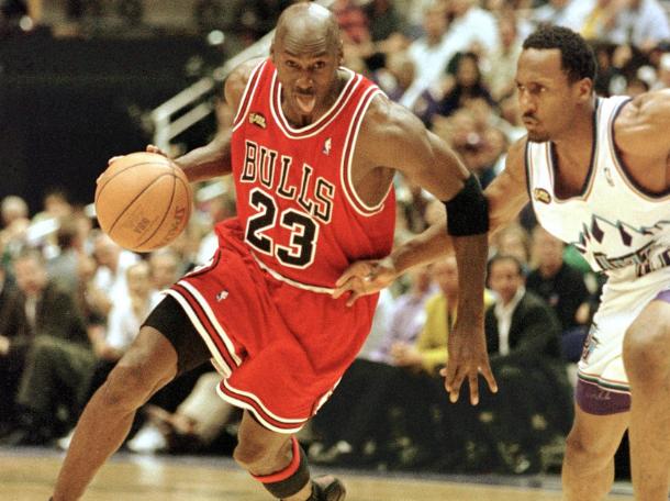 詹姆斯季后赛5项数据称王称霸!绝杀超乔丹抢断