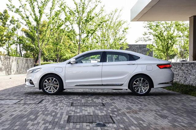 吉利终于爆发！新车内饰媲美奔驰，油耗1.5L不足15万，国产崛起