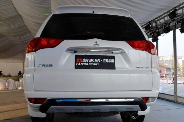 这台拥有强悍的超选四驱和非承载式车身的7座SUV