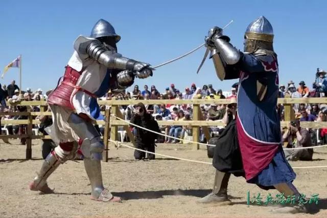 中国人身穿重甲,手持大刀参加全甲格斗大赛是