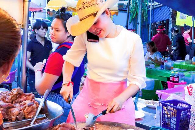 泰国最"性感"的街头美食,老板娘比食物美,都是中国人来捧场