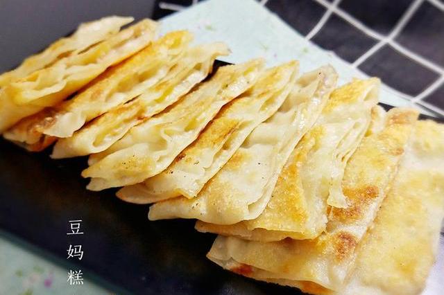 1块面团,2根香蕉,在家做名气小吃印度飞饼,擀好