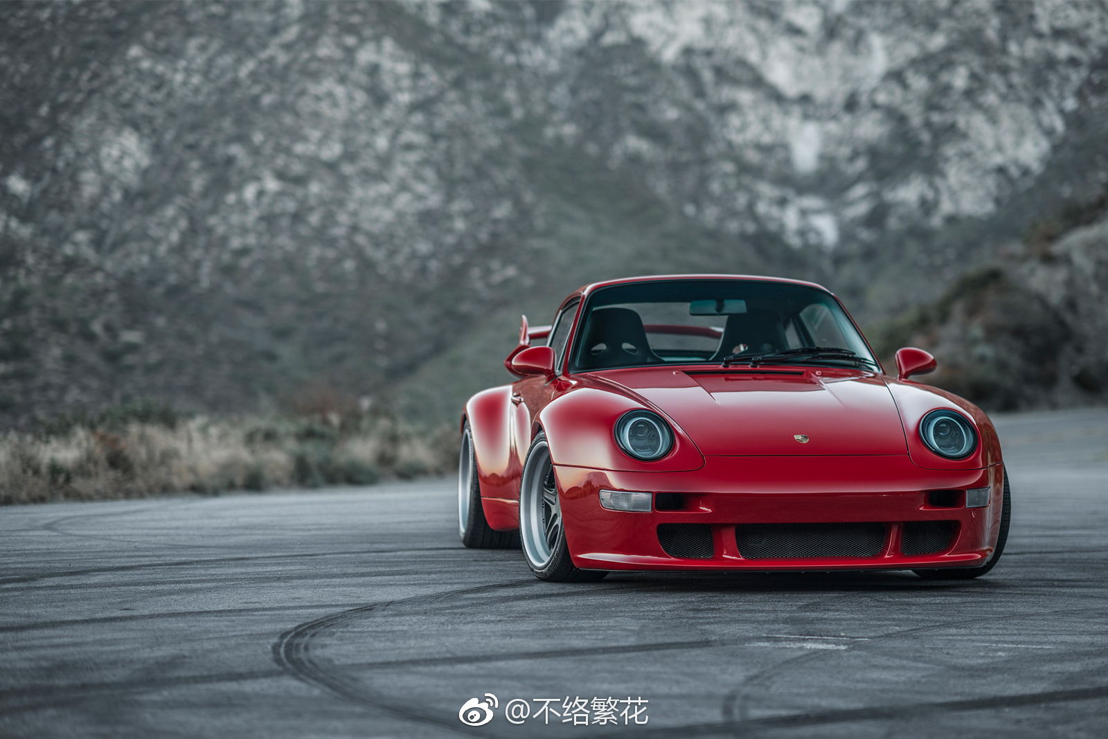 保时捷 993 是 911 家族最后一代风冷动力系统