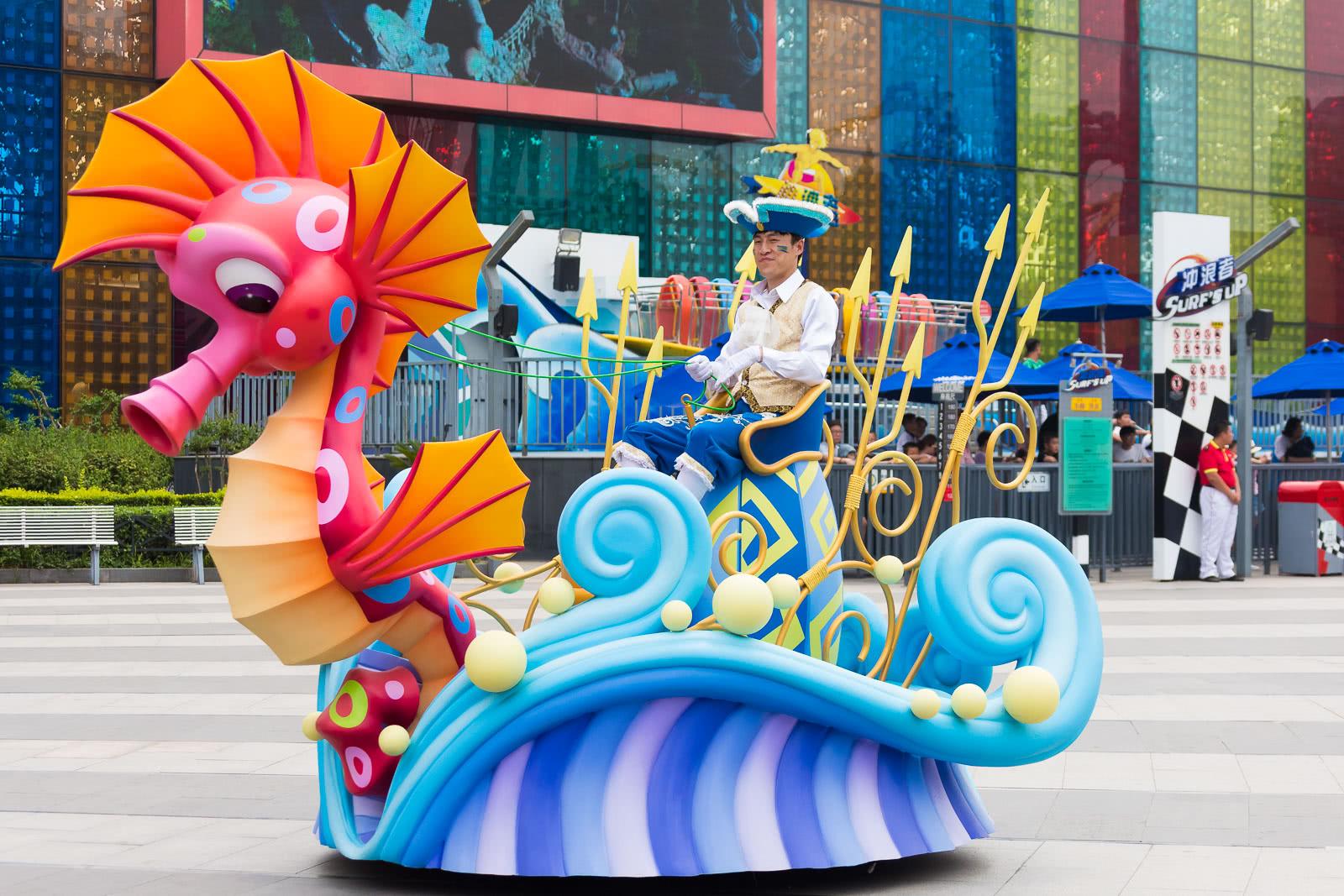 北京欢乐谷进行巡游表演,相比迪士尼哪家更好?