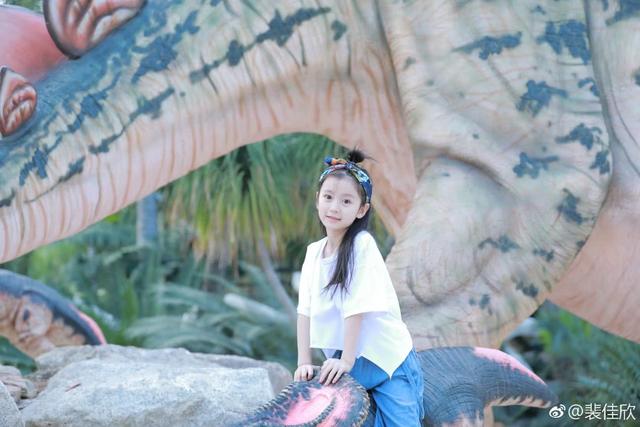 看了粉丝百万的抖音榜首小女神,童年和赚钱哪