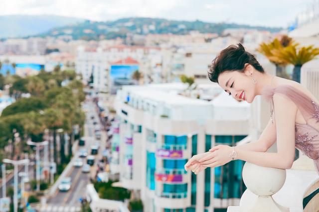 古力娜扎深V刺绣礼服亮相戛纳红毯,优雅高贵又