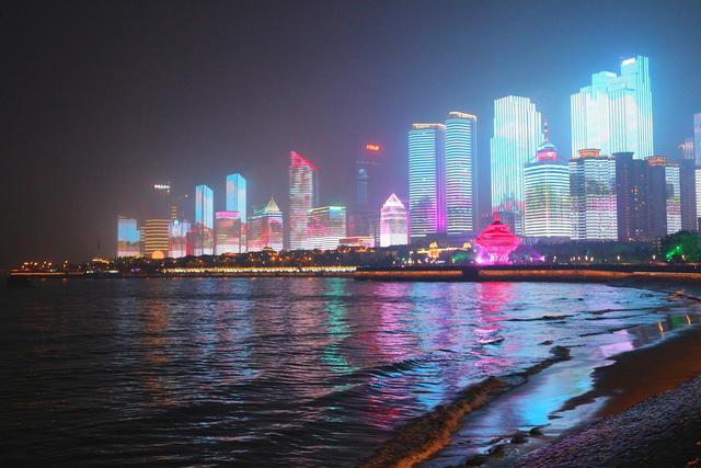 "上合峰会"前夕的青岛浮山湾"主题灯光秀",夜空中绽放
