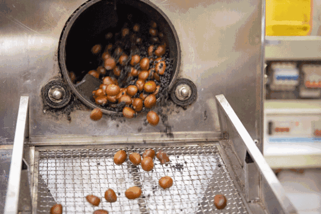 成年人,街边在卖糖炒栗子啊