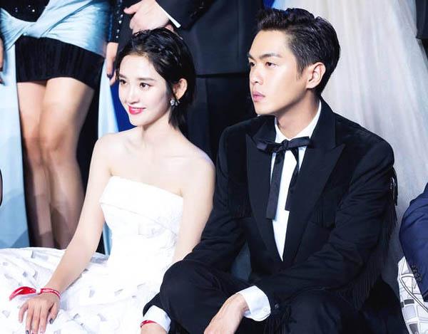 张若昀和唐艺昕最近情况怎么样?女方晒照右手