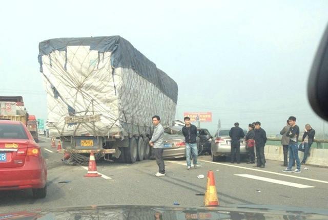 200万宝马挂车牌99999, 一场车祸后, 如今却挂在了这辆豪车上!