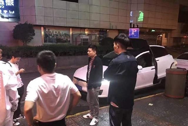 年收入超2000万, 与潘晓婷是金童玉女, 开着特斯拉去网吧上网