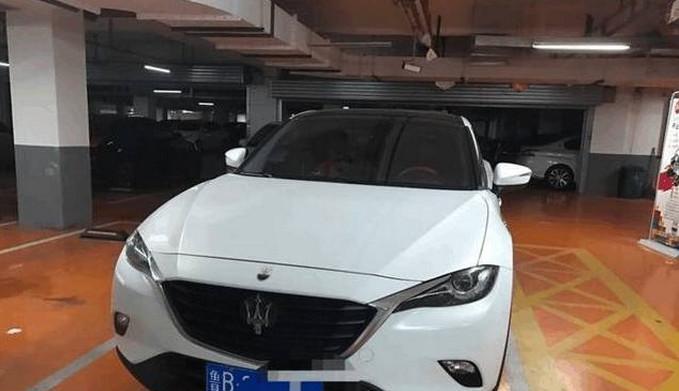 地下车库多了辆豪车, 玛莎拉蒂车标, 可V12车标连奥迪都不敢秒