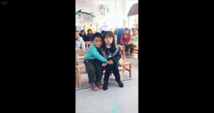 10后小男孩要小女孩保护 惹怒90后单身狗 网友:这是你人生巅峰