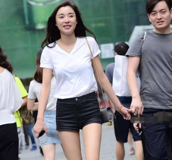 街拍热裤美女藏不住的小翘臀让路人心动美得很自然