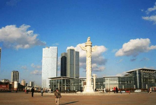 中国最大的城市广场 面积有176万平方米 纪念香港回归而建