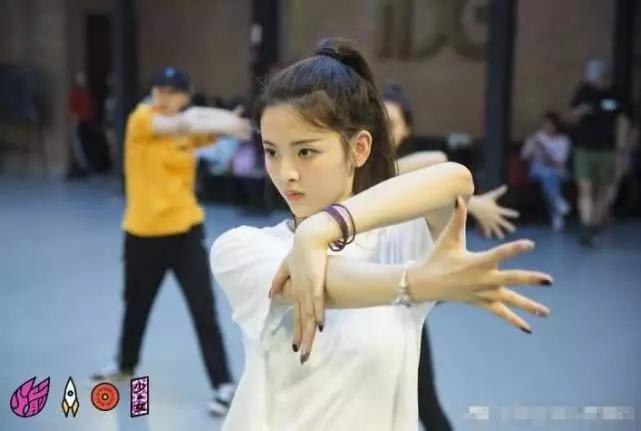 杨超越新歌《卡路里》只有一句词,却唱出了自己的风格,让人忘不了