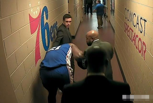 76人西蒙斯误伤,大帝恩比德脸部挫伤,到底怎么