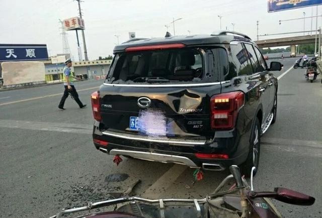 皮薄馅大的GS8, 被小电动车碰了一下, 玻璃全碎还留了个大坑