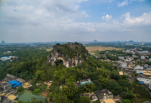 带你空中鸟瞰典型喀斯特地貌横县横州镇寨脚村窟窿山