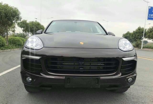 这车55W拥有 2017款保时捷卡宴3.6 枣红色黑黄内