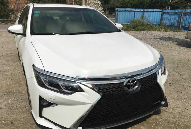 车主花两千块把凯美瑞改装车雷克萨斯！不知道交警叔叔答不答应？