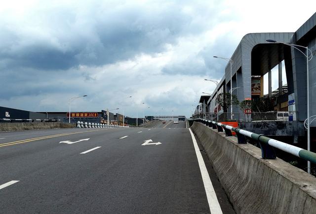 最牛立交、空中马路后,重庆又冒出一条波浪路
