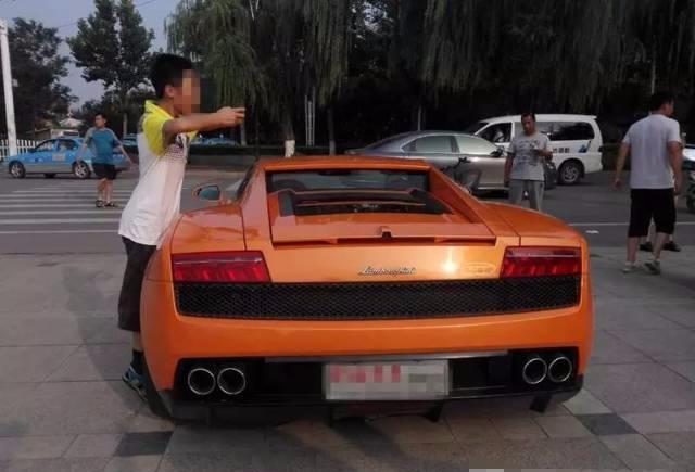 兰博基尼上路引来围观, 路人看到车主后还嘲笑车主