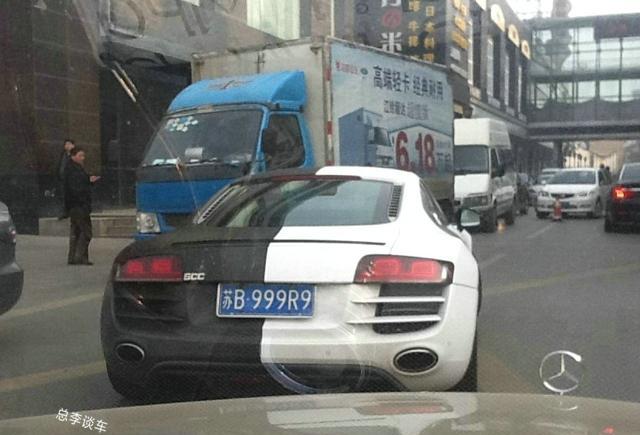 这奥迪R8真个性, 奔驰忍不住拍照, 咖啡色R8婚车把路人逗乐了