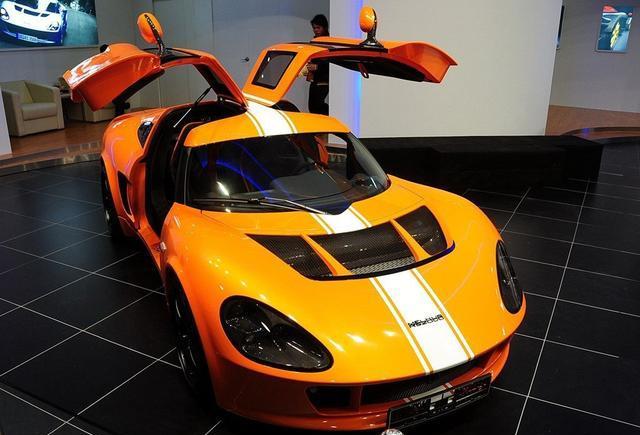 光看外观, 这辆超跑没什么不同, 但是一开车门彻底被吓到了!