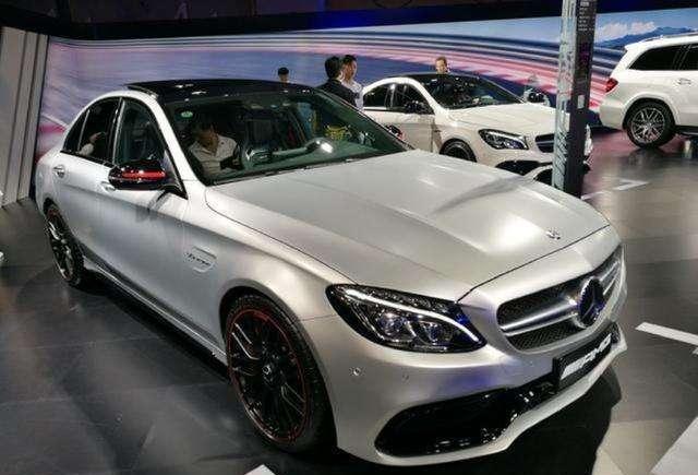 130万的V8奔驰, 内饰就值70万, 性能碾压宝马