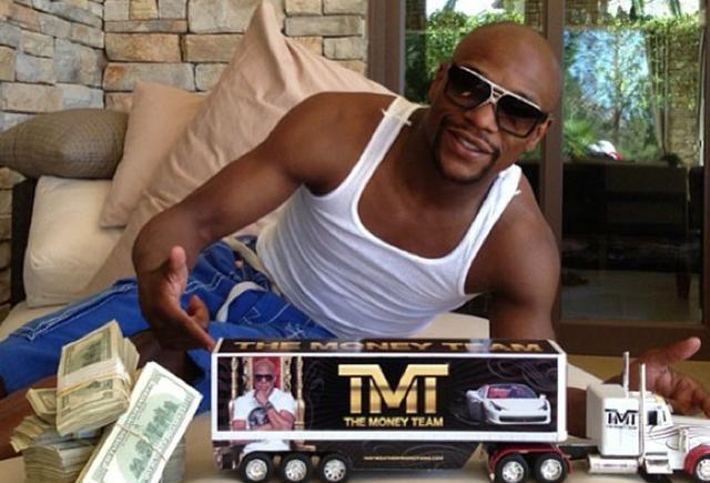 梅威瑟炫富再升级, 炫完豪车再炫一车美金! 网友: 最差就是奔驰!